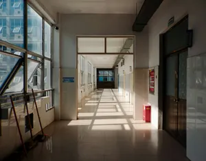 Pasillo de un edificio con luz natural entrando por las ventanas