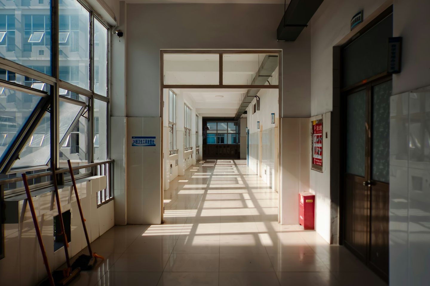 Pasillo de un edificio con luz natural entrando por las ventanas
