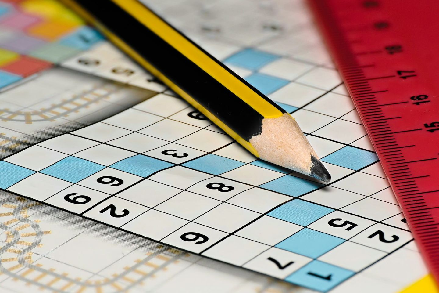 Sudoku a medio resolver con un lápiz y una regla roja